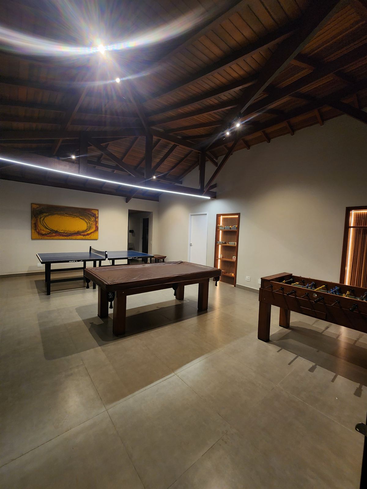 Salão de jogos com mesa de sinuca