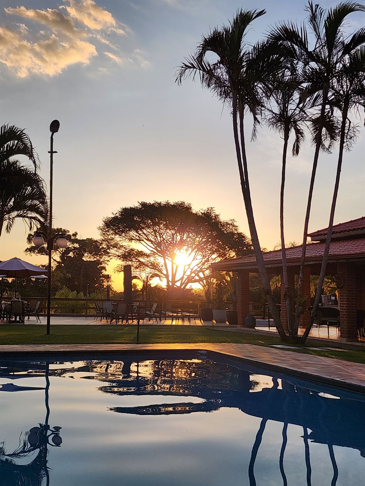 Piscina ao pôr do sol