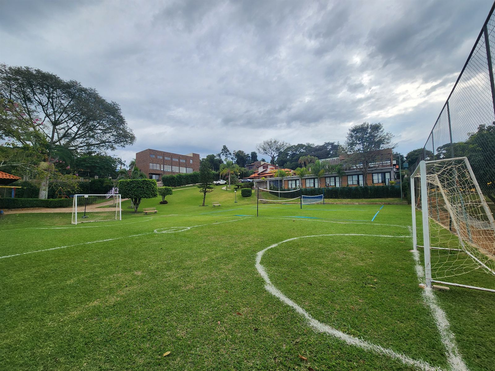 Campo de futebol e área verde